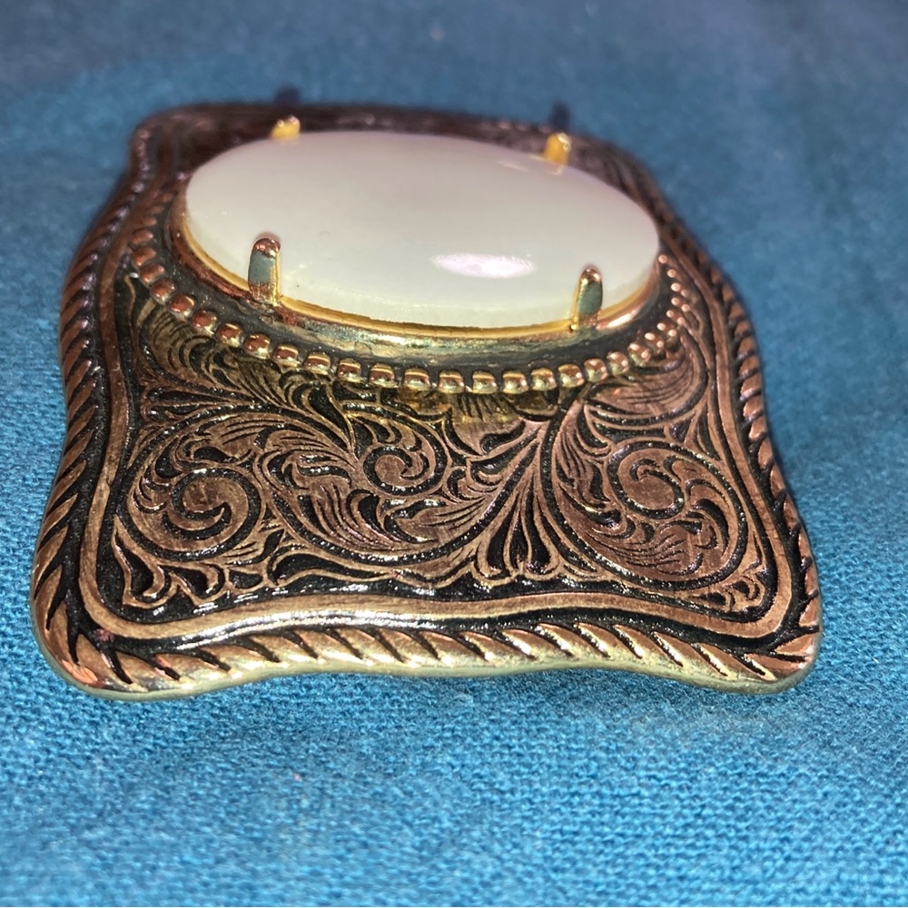 NWOT VTG BELT BUCKLE GOLD TONE SCROLLWORK & BLACK BACKGROUND & WHITE OVAL CENTER - Picture 5 of 8